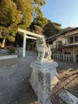長島神社の{uncategorized: "未分類", other: "その他", undefined: "問題あり", building: "その他建物", grave: "お墓", sacred_gate: "鳥居", guardian: "狛犬", statue: "像", buddha: "仏像", history: "歴史", nature: "自然", garden: "庭園", animal: "動物", pagoda: "塔", temizu: "手水舎", mountain_gate: "山門・神門", sanctuary: "本殿・本堂", subordinate: "末社・摂社", art: "芸術", scenery: "景色", jizo: "地蔵", ema: "絵馬", goshuin: "御朱印", omikuji: "おみくじ", items: "授与品その他", amulet: "お守り", goshuincho: "御朱印帳", eats: "食事", festival: "お祭り", votive_dance: "神楽", shichigosan: "七五三参", wedding: "結婚式", experience: "体験その他", initially: "初詣", around: "周辺", anti_infection: "感染症対策"}