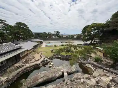 玉津島神社の{uncategorized: "未分類", other: "その他", undefined: "問題あり", building: "その他建物", grave: "お墓", sacred_gate: "鳥居", guardian: "狛犬", statue: "像", buddha: "仏像", history: "歴史", nature: "自然", garden: "庭園", animal: "動物", pagoda: "塔", temizu: "手水舎", mountain_gate: "山門・神門", sanctuary: "本殿・本堂", subordinate: "末社・摂社", art: "芸術", scenery: "景色", jizo: "地蔵", ema: "絵馬", goshuin: "御朱印", omikuji: "おみくじ", items: "授与品その他", amulet: "お守り", goshuincho: "御朱印帳", eats: "食事", festival: "お祭り", votive_dance: "神楽", shichigosan: "七五三参", wedding: "結婚式", experience: "体験その他", initially: "初詣", around: "周辺", anti_infection: "感染症対策"}