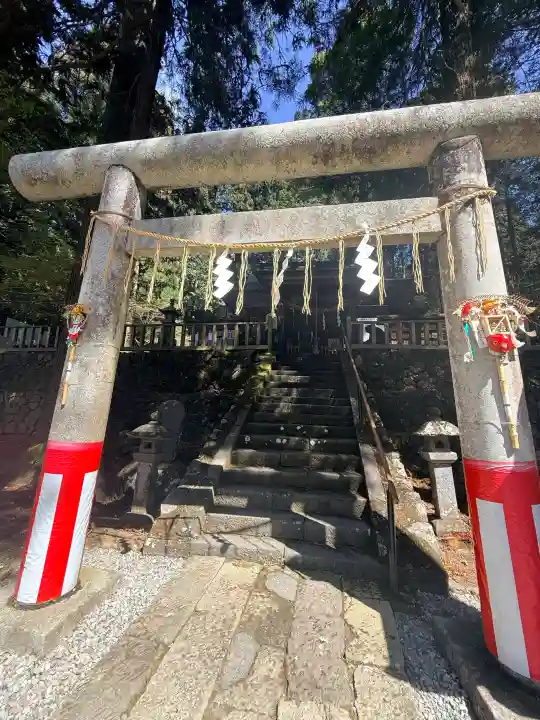 日光大室高龗神社の{uncategorized: "未分類", other: "その他", undefined: "問題あり", building: "その他建物", grave: "お墓", sacred_gate: "鳥居", guardian: "狛犬", statue: "像", buddha: "仏像", history: "歴史", nature: "自然", garden: "庭園", animal: "動物", pagoda: "塔", temizu: "手水舎", mountain_gate: "山門・神門", sanctuary: "本殿・本堂", subordinate: "末社・摂社", art: "芸術", scenery: "景色", jizo: "地蔵", ema: "絵馬", goshuin: "御朱印", omikuji: "おみくじ", items: "授与品その他", amulet: "お守り", goshuincho: "御朱印帳", eats: "食事", festival: "お祭り", votive_dance: "神楽", shichigosan: "七五三参", wedding: "結婚式", experience: "体験その他", initially: "初詣", around: "周辺", anti_infection: "感染症対策"}