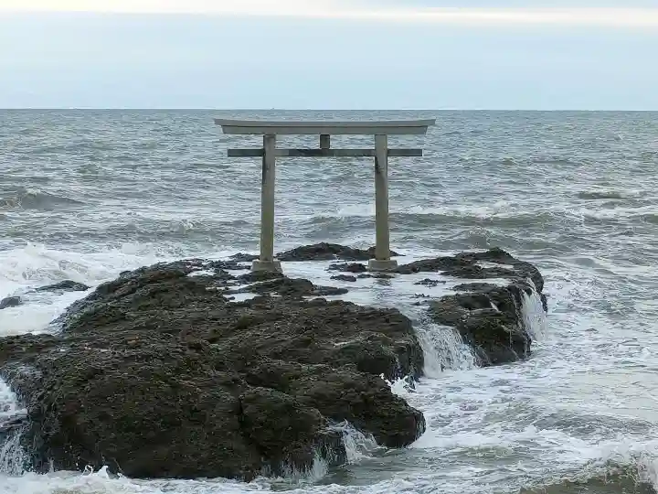 大洗磯前神社の{uncategorized: "未分類", other: "その他", undefined: "問題あり", building: "その他建物", grave: "お墓", sacred_gate: "鳥居", guardian: "狛犬", statue: "像", buddha: "仏像", history: "歴史", nature: "自然", garden: "庭園", animal: "動物", pagoda: "塔", temizu: "手水舎", mountain_gate: "山門・神門", sanctuary: "本殿・本堂", subordinate: "末社・摂社", art: "芸術", scenery: "景色", jizo: "地蔵", ema: "絵馬", goshuin: "御朱印", omikuji: "おみくじ", items: "授与品その他", amulet: "お守り", goshuincho: "御朱印帳", eats: "食事", festival: "お祭り", votive_dance: "神楽", shichigosan: "七五三参", wedding: "結婚式", experience: "体験その他", initially: "初詣", around: "周辺", anti_infection: "感染症対策"}