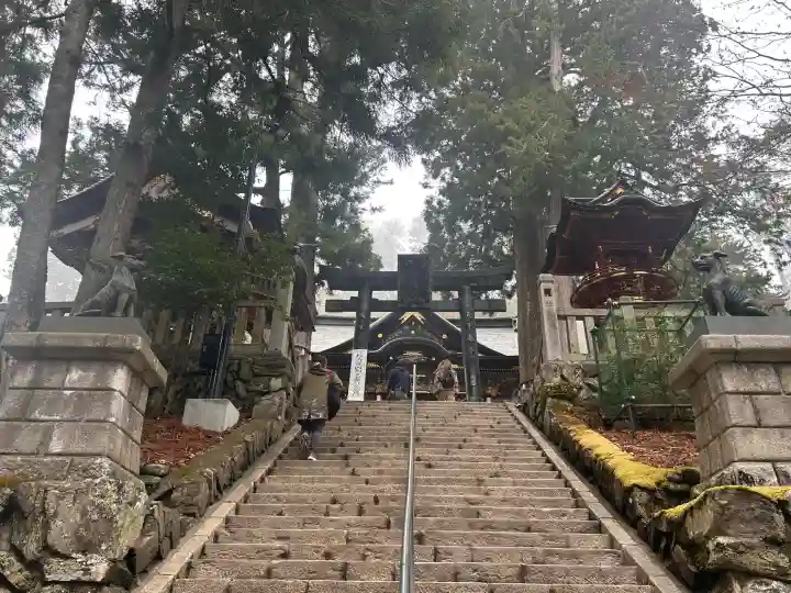 三峯神社の{uncategorized: "未分類", other: "その他", undefined: "問題あり", building: "その他建物", grave: "お墓", sacred_gate: "鳥居", guardian: "狛犬", statue: "像", buddha: "仏像", history: "歴史", nature: "自然", garden: "庭園", animal: "動物", pagoda: "塔", temizu: "手水舎", mountain_gate: "山門・神門", sanctuary: "本殿・本堂", subordinate: "末社・摂社", art: "芸術", scenery: "景色", jizo: "地蔵", ema: "絵馬", goshuin: "御朱印", omikuji: "おみくじ", items: "授与品その他", amulet: "お守り", goshuincho: "御朱印帳", eats: "食事", festival: "お祭り", votive_dance: "神楽", shichigosan: "七五三参", wedding: "結婚式", experience: "体験その他", initially: "初詣", around: "周辺", anti_infection: "感染症対策"}
