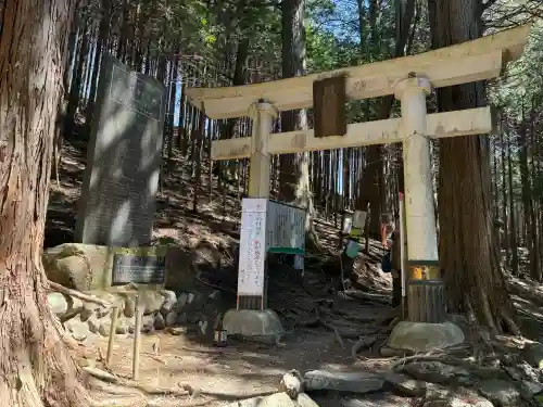 三峯神社奥宮の{uncategorized: "未分類", other: "その他", undefined: "問題あり", building: "その他建物", grave: "お墓", sacred_gate: "鳥居", guardian: "狛犬", statue: "像", buddha: "仏像", history: "歴史", nature: "自然", garden: "庭園", animal: "動物", pagoda: "塔", temizu: "手水舎", mountain_gate: "山門・神門", sanctuary: "本殿・本堂", subordinate: "末社・摂社", art: "芸術", scenery: "景色", jizo: "地蔵", ema: "絵馬", goshuin: "御朱印", omikuji: "おみくじ", items: "授与品その他", amulet: "お守り", goshuincho: "御朱印帳", eats: "食事", festival: "お祭り", votive_dance: "神楽", shichigosan: "七五三参", wedding: "結婚式", experience: "体験その他", initially: "初詣", around: "周辺", anti_infection: "感染症対策"}