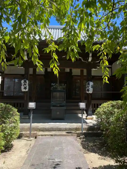 万代寺の本殿・本堂