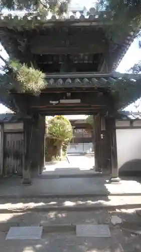 本傳寺の山門