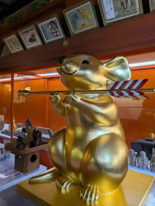 日光二荒山神社の{uncategorized: "未分類", other: "その他", undefined: "問題あり", building: "その他建物", grave: "お墓", sacred_gate: "鳥居", guardian: "狛犬", statue: "像", buddha: "仏像", history: "歴史", nature: "自然", garden: "庭園", animal: "動物", pagoda: "塔", temizu: "手水舎", mountain_gate: "山門・神門", sanctuary: "本殿・本堂", subordinate: "末社・摂社", art: "芸術", scenery: "景色", jizo: "地蔵", ema: "絵馬", goshuin: "御朱印", omikuji: "おみくじ", items: "授与品その他", amulet: "お守り", goshuincho: "御朱印帳", eats: "食事", festival: "お祭り", votive_dance: "神楽", shichigosan: "七五三参", wedding: "結婚式", experience: "体験その他", initially: "初詣", around: "周辺", anti_infection: "感染症対策"}