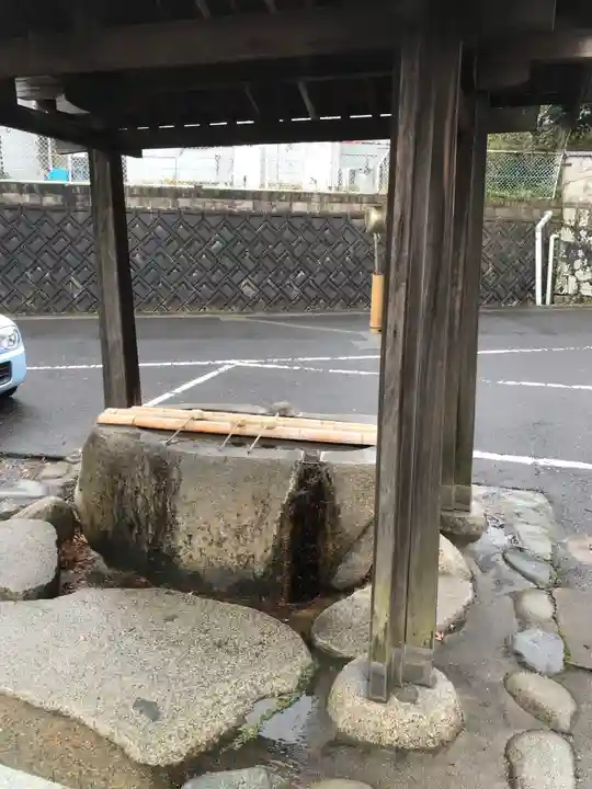 鷹日神社の手水舎