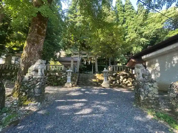 宇奈月神社の{uncategorized: "未分類", other: "その他", undefined: "問題あり", building: "その他建物", grave: "お墓", sacred_gate: "鳥居", guardian: "狛犬", statue: "像", buddha: "仏像", history: "歴史", nature: "自然", garden: "庭園", animal: "動物", pagoda: "塔", temizu: "手水舎", mountain_gate: "山門・神門", sanctuary: "本殿・本堂", subordinate: "末社・摂社", art: "芸術", scenery: "景色", jizo: "地蔵", ema: "絵馬", goshuin: "御朱印", omikuji: "おみくじ", items: "授与品その他", amulet: "お守り", goshuincho: "御朱印帳", eats: "食事", festival: "お祭り", votive_dance: "神楽", shichigosan: "七五三参", wedding: "結婚式", experience: "体験その他", initially: "初詣", around: "周辺", anti_infection: "感染症対策"}