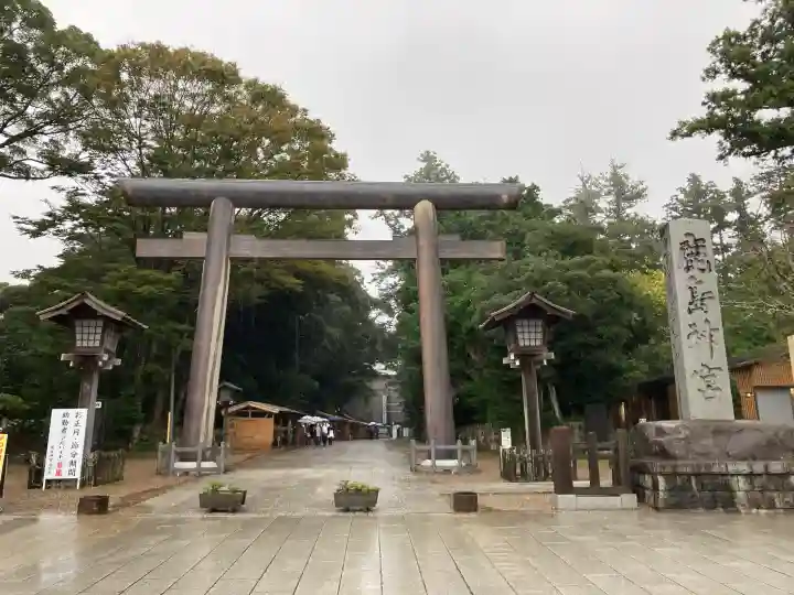 鹿島神宮の{uncategorized: "未分類", other: "その他", undefined: "問題あり", building: "その他建物", grave: "お墓", sacred_gate: "鳥居", guardian: "狛犬", statue: "像", buddha: "仏像", history: "歴史", nature: "自然", garden: "庭園", animal: "動物", pagoda: "塔", temizu: "手水舎", mountain_gate: "山門・神門", sanctuary: "本殿・本堂", subordinate: "末社・摂社", art: "芸術", scenery: "景色", jizo: "地蔵", ema: "絵馬", goshuin: "御朱印", omikuji: "おみくじ", items: "授与品その他", amulet: "お守り", goshuincho: "御朱印帳", eats: "食事", festival: "お祭り", votive_dance: "神楽", shichigosan: "七五三参", wedding: "結婚式", experience: "体験その他", initially: "初詣", around: "周辺", anti_infection: "感染症対策"}