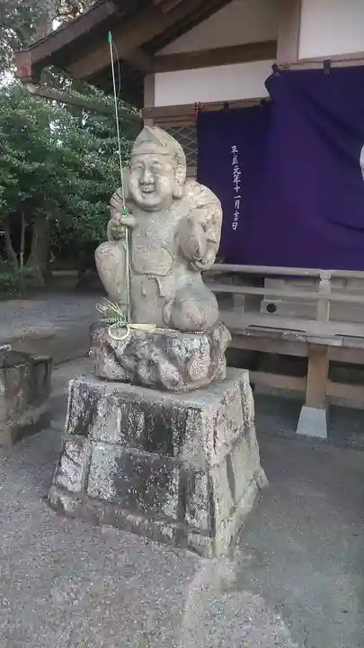 須賀神社の像