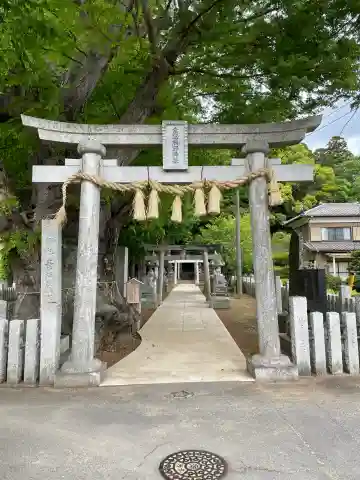 素鵞熊野神社の{uncategorized: "未分類", other: "その他", undefined: "問題あり", building: "その他建物", grave: "お墓", sacred_gate: "鳥居", guardian: "狛犬", statue: "像", buddha: "仏像", history: "歴史", nature: "自然", garden: "庭園", animal: "動物", pagoda: "塔", temizu: "手水舎", mountain_gate: "山門・神門", sanctuary: "本殿・本堂", subordinate: "末社・摂社", art: "芸術", scenery: "景色", jizo: "地蔵", ema: "絵馬", goshuin: "御朱印", omikuji: "おみくじ", items: "授与品その他", amulet: "お守り", goshuincho: "御朱印帳", eats: "食事", festival: "お祭り", votive_dance: "神楽", shichigosan: "七五三参", wedding: "結婚式", experience: "体験その他", initially: "初詣", around: "周辺", anti_infection: "感染症対策"}