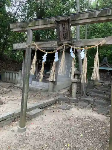 杜本神社の{uncategorized: "未分類", other: "その他", undefined: "問題あり", building: "その他建物", grave: "お墓", sacred_gate: "鳥居", guardian: "狛犬", statue: "像", buddha: "仏像", history: "歴史", nature: "自然", garden: "庭園", animal: "動物", pagoda: "塔", temizu: "手水舎", mountain_gate: "山門・神門", sanctuary: "本殿・本堂", subordinate: "末社・摂社", art: "芸術", scenery: "景色", jizo: "地蔵", ema: "絵馬", goshuin: "御朱印", omikuji: "おみくじ", items: "授与品その他", amulet: "お守り", goshuincho: "御朱印帳", eats: "食事", festival: "お祭り", votive_dance: "神楽", shichigosan: "七五三参", wedding: "結婚式", experience: "体験その他", initially: "初詣", around: "周辺", anti_infection: "感染症対策"}