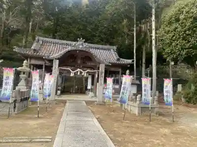 井関三神社の{uncategorized: "未分類", other: "その他", undefined: "問題あり", building: "その他建物", grave: "お墓", sacred_gate: "鳥居", guardian: "狛犬", statue: "像", buddha: "仏像", history: "歴史", nature: "自然", garden: "庭園", animal: "動物", pagoda: "塔", temizu: "手水舎", mountain_gate: "山門・神門", sanctuary: "本殿・本堂", subordinate: "末社・摂社", art: "芸術", scenery: "景色", jizo: "地蔵", ema: "絵馬", goshuin: "御朱印", omikuji: "おみくじ", items: "授与品その他", amulet: "お守り", goshuincho: "御朱印帳", eats: "食事", festival: "お祭り", votive_dance: "神楽", shichigosan: "七五三参", wedding: "結婚式", experience: "体験その他", initially: "初詣", around: "周辺", anti_infection: "感染症対策"}