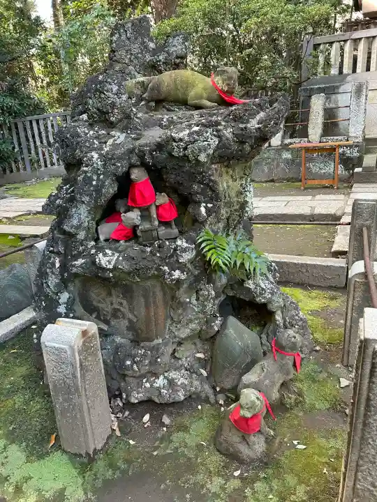 根津神社の{uncategorized: "未分類", other: "その他", undefined: "問題あり", building: "その他建物", grave: "お墓", sacred_gate: "鳥居", guardian: "狛犬", statue: "像", buddha: "仏像", history: "歴史", nature: "自然", garden: "庭園", animal: "動物", pagoda: "塔", temizu: "手水舎", mountain_gate: "山門・神門", sanctuary: "本殿・本堂", subordinate: "末社・摂社", art: "芸術", scenery: "景色", jizo: "地蔵", ema: "絵馬", goshuin: "御朱印", omikuji: "おみくじ", items: "授与品その他", amulet: "お守り", goshuincho: "御朱印帳", eats: "食事", festival: "お祭り", votive_dance: "神楽", shichigosan: "七五三参", wedding: "結婚式", experience: "体験その他", initially: "初詣", around: "周辺", anti_infection: "感染症対策"}