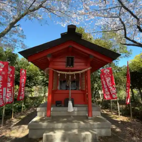 経六稲荷社の{uncategorized: "未分類", other: "その他", undefined: "問題あり", building: "その他建物", grave: "お墓", sacred_gate: "鳥居", guardian: "狛犬", statue: "像", buddha: "仏像", history: "歴史", nature: "自然", garden: "庭園", animal: "動物", pagoda: "塔", temizu: "手水舎", mountain_gate: "山門・神門", sanctuary: "本殿・本堂", subordinate: "末社・摂社", art: "芸術", scenery: "景色", jizo: "地蔵", ema: "絵馬", goshuin: "御朱印", omikuji: "おみくじ", items: "授与品その他", amulet: "お守り", goshuincho: "御朱印帳", eats: "食事", festival: "お祭り", votive_dance: "神楽", shichigosan: "七五三参", wedding: "結婚式", experience: "体験その他", initially: "初詣", around: "周辺", anti_infection: "感染症対策"}