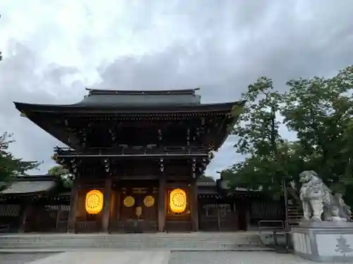 寒川神社の山門