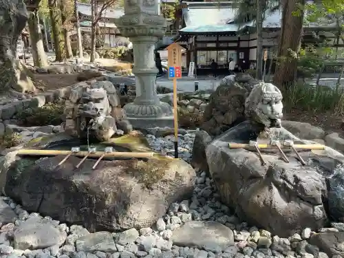 諏訪大社下社秋宮の{uncategorized: "未分類", other: "その他", undefined: "問題あり", building: "その他建物", grave: "お墓", sacred_gate: "鳥居", guardian: "狛犬", statue: "像", buddha: "仏像", history: "歴史", nature: "自然", garden: "庭園", animal: "動物", pagoda: "塔", temizu: "手水舎", mountain_gate: "山門・神門", sanctuary: "本殿・本堂", subordinate: "末社・摂社", art: "芸術", scenery: "景色", jizo: "地蔵", ema: "絵馬", goshuin: "御朱印", omikuji: "おみくじ", items: "授与品その他", amulet: "お守り", goshuincho: "御朱印帳", eats: "食事", festival: "お祭り", votive_dance: "神楽", shichigosan: "七五三参", wedding: "結婚式", experience: "体験その他", initially: "初詣", around: "周辺", anti_infection: "感染症対策"}