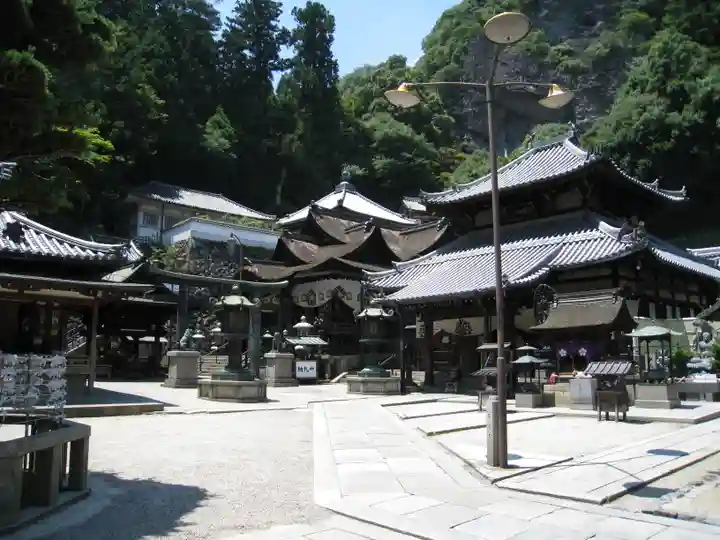 宝山寺の本殿・本堂