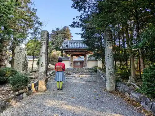 洞興寺の山門