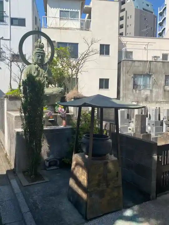 本郷薬師堂の{uncategorized: "未分類", other: "その他", undefined: "問題あり", building: "その他建物", grave: "お墓", sacred_gate: "鳥居", guardian: "狛犬", statue: "像", buddha: "仏像", history: "歴史", nature: "自然", garden: "庭園", animal: "動物", pagoda: "塔", temizu: "手水舎", mountain_gate: "山門・神門", sanctuary: "本殿・本堂", subordinate: "末社・摂社", art: "芸術", scenery: "景色", jizo: "地蔵", ema: "絵馬", goshuin: "御朱印", omikuji: "おみくじ", items: "授与品その他", amulet: "お守り", goshuincho: "御朱印帳", eats: "食事", festival: "お祭り", votive_dance: "神楽", shichigosan: "七五三参", wedding: "結婚式", experience: "体験その他", initially: "初詣", around: "周辺", anti_infection: "感染症対策"}