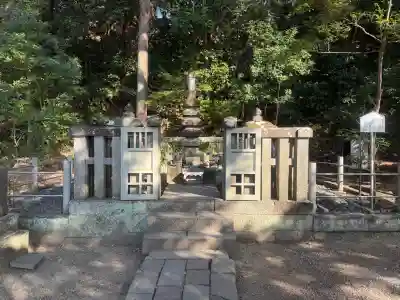 法華堂跡（源頼朝墓・北条義時墓）の{uncategorized: "未分類", other: "その他", undefined: "問題あり", building: "その他建物", grave: "お墓", sacred_gate: "鳥居", guardian: "狛犬", statue: "像", buddha: "仏像", history: "歴史", nature: "自然", garden: "庭園", animal: "動物", pagoda: "塔", temizu: "手水舎", mountain_gate: "山門・神門", sanctuary: "本殿・本堂", subordinate: "末社・摂社", art: "芸術", scenery: "景色", jizo: "地蔵", ema: "絵馬", goshuin: "御朱印", omikuji: "おみくじ", items: "授与品その他", amulet: "お守り", goshuincho: "御朱印帳", eats: "食事", festival: "お祭り", votive_dance: "神楽", shichigosan: "七五三参", wedding: "結婚式", experience: "体験その他", initially: "初詣", around: "周辺", anti_infection: "感染症対策"}