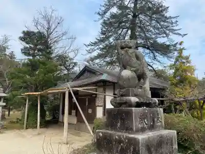 吉香神社の{uncategorized: "未分類", other: "その他", undefined: "問題あり", building: "その他建物", grave: "お墓", sacred_gate: "鳥居", guardian: "狛犬", statue: "像", buddha: "仏像", history: "歴史", nature: "自然", garden: "庭園", animal: "動物", pagoda: "塔", temizu: "手水舎", mountain_gate: "山門・神門", sanctuary: "本殿・本堂", subordinate: "末社・摂社", art: "芸術", scenery: "景色", jizo: "地蔵", ema: "絵馬", goshuin: "御朱印", omikuji: "おみくじ", items: "授与品その他", amulet: "お守り", goshuincho: "御朱印帳", eats: "食事", festival: "お祭り", votive_dance: "神楽", shichigosan: "七五三参", wedding: "結婚式", experience: "体験その他", initially: "初詣", around: "周辺", anti_infection: "感染症対策"}