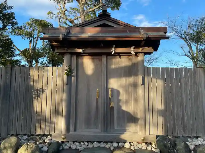 日和神社の{uncategorized: "未分類", other: "その他", undefined: "問題あり", building: "その他建物", grave: "お墓", sacred_gate: "鳥居", guardian: "狛犬", statue: "像", buddha: "仏像", history: "歴史", nature: "自然", garden: "庭園", animal: "動物", pagoda: "塔", temizu: "手水舎", mountain_gate: "山門・神門", sanctuary: "本殿・本堂", subordinate: "末社・摂社", art: "芸術", scenery: "景色", jizo: "地蔵", ema: "絵馬", goshuin: "御朱印", omikuji: "おみくじ", items: "授与品その他", amulet: "お守り", goshuincho: "御朱印帳", eats: "食事", festival: "お祭り", votive_dance: "神楽", shichigosan: "七五三参", wedding: "結婚式", experience: "体験その他", initially: "初詣", around: "周辺", anti_infection: "感染症対策"}