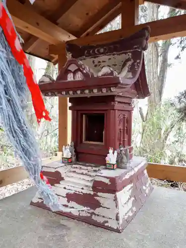 白山神社本殿の末社