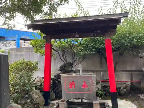 神明社の手水舎