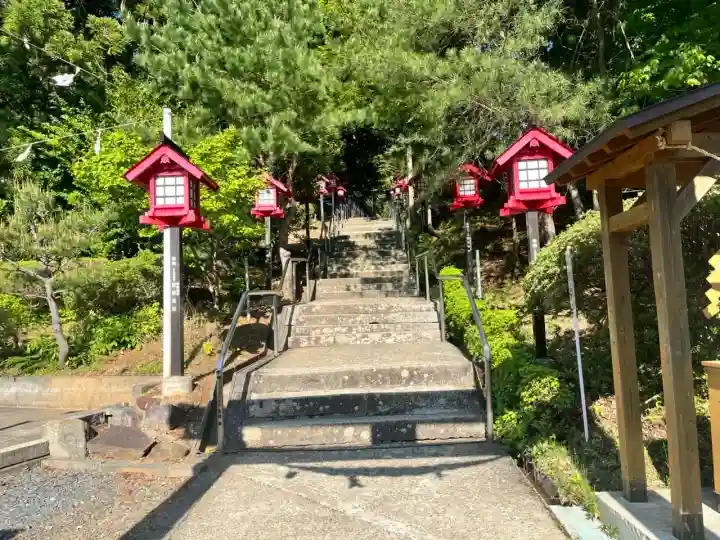 天照御祖神社の{uncategorized: "未分類", other: "その他", undefined: "問題あり", building: "その他建物", grave: "お墓", sacred_gate: "鳥居", guardian: "狛犬", statue: "像", buddha: "仏像", history: "歴史", nature: "自然", garden: "庭園", animal: "動物", pagoda: "塔", temizu: "手水舎", mountain_gate: "山門・神門", sanctuary: "本殿・本堂", subordinate: "末社・摂社", art: "芸術", scenery: "景色", jizo: "地蔵", ema: "絵馬", goshuin: "御朱印", omikuji: "おみくじ", items: "授与品その他", amulet: "お守り", goshuincho: "御朱印帳", eats: "食事", festival: "お祭り", votive_dance: "神楽", shichigosan: "七五三参", wedding: "結婚式", experience: "体験その他", initially: "初詣", around: "周辺", anti_infection: "感染症対策"}
