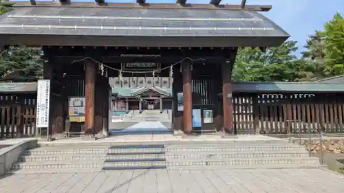 札幌護國神社の山門・神門