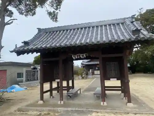 高田八幡神社の{uncategorized: "未分類", other: "その他", undefined: "問題あり", building: "その他建物", grave: "お墓", sacred_gate: "鳥居", guardian: "狛犬", statue: "像", buddha: "仏像", history: "歴史", nature: "自然", garden: "庭園", animal: "動物", pagoda: "塔", temizu: "手水舎", mountain_gate: "山門・神門", sanctuary: "本殿・本堂", subordinate: "末社・摂社", art: "芸術", scenery: "景色", jizo: "地蔵", ema: "絵馬", goshuin: "御朱印", omikuji: "おみくじ", items: "授与品その他", amulet: "お守り", goshuincho: "御朱印帳", eats: "食事", festival: "お祭り", votive_dance: "神楽", shichigosan: "七五三参", wedding: "結婚式", experience: "体験その他", initially: "初詣", around: "周辺", anti_infection: "感染症対策"}