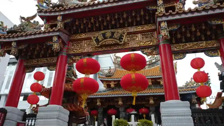 横濱関帝廟の山門・神門