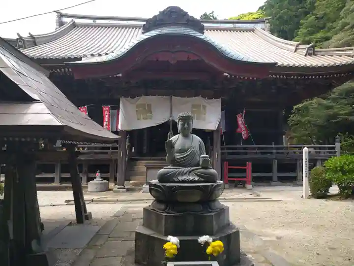 椎尾山薬王院の本殿・本堂