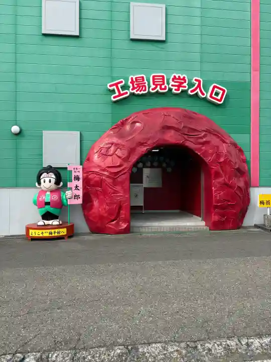 磨崖三尊大石仏の{uncategorized: "未分類", other: "その他", undefined: "問題あり", building: "その他建物", grave: "お墓", sacred_gate: "鳥居", guardian: "狛犬", statue: "像", buddha: "仏像", history: "歴史", nature: "自然", garden: "庭園", animal: "動物", pagoda: "塔", temizu: "手水舎", mountain_gate: "山門・神門", sanctuary: "本殿・本堂", subordinate: "末社・摂社", art: "芸術", scenery: "景色", jizo: "地蔵", ema: "絵馬", goshuin: "御朱印", omikuji: "おみくじ", items: "授与品その他", amulet: "お守り", goshuincho: "御朱印帳", eats: "食事", festival: "お祭り", votive_dance: "神楽", shichigosan: "七五三参", wedding: "結婚式", experience: "体験その他", initially: "初詣", around: "周辺", anti_infection: "感染症対策"}
