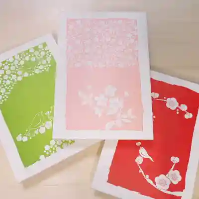 今回は「うぐいす」・「桜」・「梅」の3種類
 
・淡い黄緑色のウグイス
・満開に咲いた桜
・桜に先駆ける梅
どれも春の陽気にぴったりな絵柄です
　
16Cm×11Cmの中判サイズ
中の紙は
もちろん生成り色の「とりの子紙」仕様です。