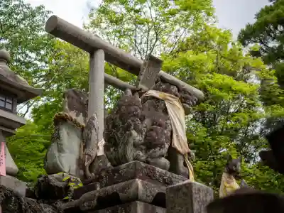 伏見稲荷大社二ノ峰（中之社神蹟・青木大神）の{uncategorized: "未分類", other: "その他", undefined: "問題あり", building: "その他建物", grave: "お墓", sacred_gate: "鳥居", guardian: "狛犬", statue: "像", buddha: "仏像", history: "歴史", nature: "自然", garden: "庭園", animal: "動物", pagoda: "塔", temizu: "手水舎", mountain_gate: "山門・神門", sanctuary: "本殿・本堂", subordinate: "末社・摂社", art: "芸術", scenery: "景色", jizo: "地蔵", ema: "絵馬", goshuin: "御朱印", omikuji: "おみくじ", items: "授与品その他", amulet: "お守り", goshuincho: "御朱印帳", eats: "食事", festival: "お祭り", votive_dance: "神楽", shichigosan: "七五三参", wedding: "結婚式", experience: "体験その他", initially: "初詣", around: "周辺", anti_infection: "感染症対策"}