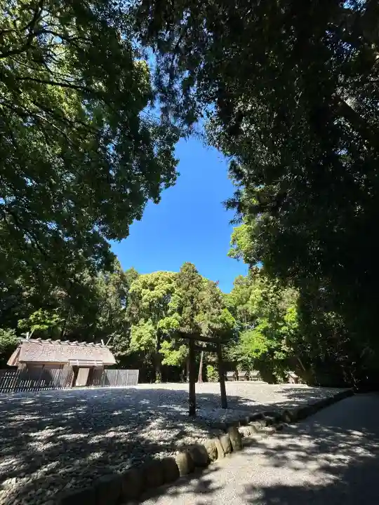 神服織機殿神社(皇大神宮所管社)の{uncategorized: "未分類", other: "その他", undefined: "問題あり", building: "その他建物", grave: "お墓", sacred_gate: "鳥居", guardian: "狛犬", statue: "像", buddha: "仏像", history: "歴史", nature: "自然", garden: "庭園", animal: "動物", pagoda: "塔", temizu: "手水舎", mountain_gate: "山門・神門", sanctuary: "本殿・本堂", subordinate: "末社・摂社", art: "芸術", scenery: "景色", jizo: "地蔵", ema: "絵馬", goshuin: "御朱印", omikuji: "おみくじ", items: "授与品その他", amulet: "お守り", goshuincho: "御朱印帳", eats: "食事", festival: "お祭り", votive_dance: "神楽", shichigosan: "七五三参", wedding: "結婚式", experience: "体験その他", initially: "初詣", around: "周辺", anti_infection: "感染症対策"}