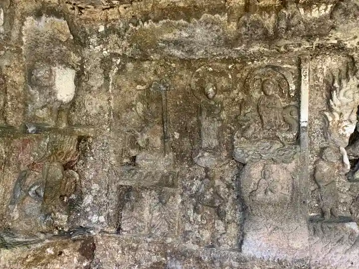 鮭立の磨崖仏の仏像