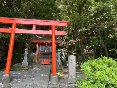 神倉神社（熊野速玉大社摂社）の{uncategorized: "未分類", other: "その他", undefined: "問題あり", building: "その他建物", grave: "お墓", sacred_gate: "鳥居", guardian: "狛犬", statue: "像", buddha: "仏像", history: "歴史", nature: "自然", garden: "庭園", animal: "動物", pagoda: "塔", temizu: "手水舎", mountain_gate: "山門・神門", sanctuary: "本殿・本堂", subordinate: "末社・摂社", art: "芸術", scenery: "景色", jizo: "地蔵", ema: "絵馬", goshuin: "御朱印", omikuji: "おみくじ", items: "授与品その他", amulet: "お守り", goshuincho: "御朱印帳", eats: "食事", festival: "お祭り", votive_dance: "神楽", shichigosan: "七五三参", wedding: "結婚式", experience: "体験その他", initially: "初詣", around: "周辺", anti_infection: "感染症対策"}