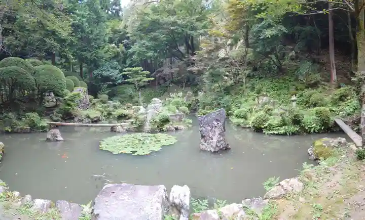 内々神社の庭園