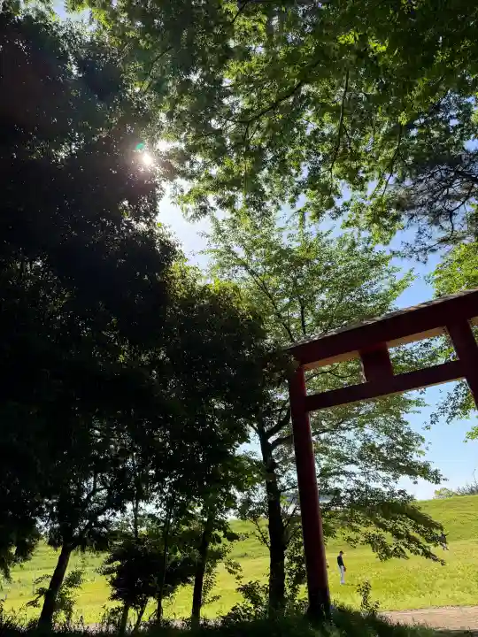 尾張猿田彦神社 奥宮の{uncategorized: "未分類", other: "その他", undefined: "問題あり", building: "その他建物", grave: "お墓", sacred_gate: "鳥居", guardian: "狛犬", statue: "像", buddha: "仏像", history: "歴史", nature: "自然", garden: "庭園", animal: "動物", pagoda: "塔", temizu: "手水舎", mountain_gate: "山門・神門", sanctuary: "本殿・本堂", subordinate: "末社・摂社", art: "芸術", scenery: "景色", jizo: "地蔵", ema: "絵馬", goshuin: "御朱印", omikuji: "おみくじ", items: "授与品その他", amulet: "お守り", goshuincho: "御朱印帳", eats: "食事", festival: "お祭り", votive_dance: "神楽", shichigosan: "七五三参", wedding: "結婚式", experience: "体験その他", initially: "初詣", around: "周辺", anti_infection: "感染症対策"}