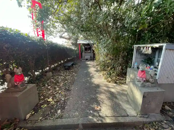 嬉野稲荷神社の{uncategorized: "未分類", other: "その他", undefined: "問題あり", building: "その他建物", grave: "お墓", sacred_gate: "鳥居", guardian: "狛犬", statue: "像", buddha: "仏像", history: "歴史", nature: "自然", garden: "庭園", animal: "動物", pagoda: "塔", temizu: "手水舎", mountain_gate: "山門・神門", sanctuary: "本殿・本堂", subordinate: "末社・摂社", art: "芸術", scenery: "景色", jizo: "地蔵", ema: "絵馬", goshuin: "御朱印", omikuji: "おみくじ", items: "授与品その他", amulet: "お守り", goshuincho: "御朱印帳", eats: "食事", festival: "お祭り", votive_dance: "神楽", shichigosan: "七五三参", wedding: "結婚式", experience: "体験その他", initially: "初詣", around: "周辺", anti_infection: "感染症対策"}