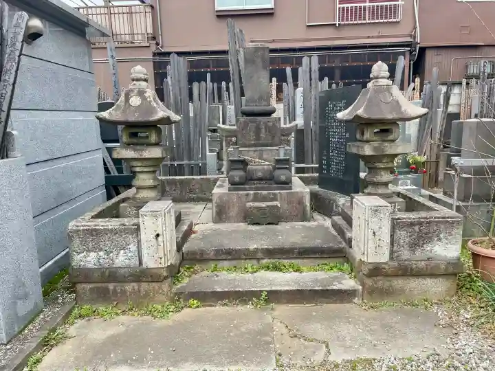 本光寺の{uncategorized: "未分類", other: "その他", undefined: "問題あり", building: "その他建物", grave: "お墓", sacred_gate: "鳥居", guardian: "狛犬", statue: "像", buddha: "仏像", history: "歴史", nature: "自然", garden: "庭園", animal: "動物", pagoda: "塔", temizu: "手水舎", mountain_gate: "山門・神門", sanctuary: "本殿・本堂", subordinate: "末社・摂社", art: "芸術", scenery: "景色", jizo: "地蔵", ema: "絵馬", goshuin: "御朱印", omikuji: "おみくじ", items: "授与品その他", amulet: "お守り", goshuincho: "御朱印帳", eats: "食事", festival: "お祭り", votive_dance: "神楽", shichigosan: "七五三参", wedding: "結婚式", experience: "体験その他", initially: "初詣", around: "周辺", anti_infection: "感染症対策"}