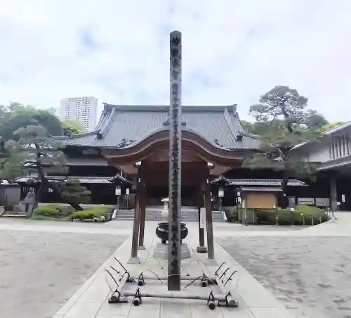 泉岳寺の{uncategorized: "未分類", other: "その他", undefined: "問題あり", building: "その他建物", grave: "お墓", sacred_gate: "鳥居", guardian: "狛犬", statue: "像", buddha: "仏像", history: "歴史", nature: "自然", garden: "庭園", animal: "動物", pagoda: "塔", temizu: "手水舎", mountain_gate: "山門・神門", sanctuary: "本殿・本堂", subordinate: "末社・摂社", art: "芸術", scenery: "景色", jizo: "地蔵", ema: "絵馬", goshuin: "御朱印", omikuji: "おみくじ", items: "授与品その他", amulet: "お守り", goshuincho: "御朱印帳", eats: "食事", festival: "お祭り", votive_dance: "神楽", shichigosan: "七五三参", wedding: "結婚式", experience: "体験その他", initially: "初詣", around: "周辺", anti_infection: "感染症対策"}