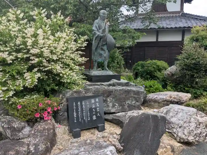 龍本寺の{uncategorized: "未分類", other: "その他", undefined: "問題あり", building: "その他建物", grave: "お墓", sacred_gate: "鳥居", guardian: "狛犬", statue: "像", buddha: "仏像", history: "歴史", nature: "自然", garden: "庭園", animal: "動物", pagoda: "塔", temizu: "手水舎", mountain_gate: "山門・神門", sanctuary: "本殿・本堂", subordinate: "末社・摂社", art: "芸術", scenery: "景色", jizo: "地蔵", ema: "絵馬", goshuin: "御朱印", omikuji: "おみくじ", items: "授与品その他", amulet: "お守り", goshuincho: "御朱印帳", eats: "食事", festival: "お祭り", votive_dance: "神楽", shichigosan: "七五三参", wedding: "結婚式", experience: "体験その他", initially: "初詣", around: "周辺", anti_infection: "感染症対策"}