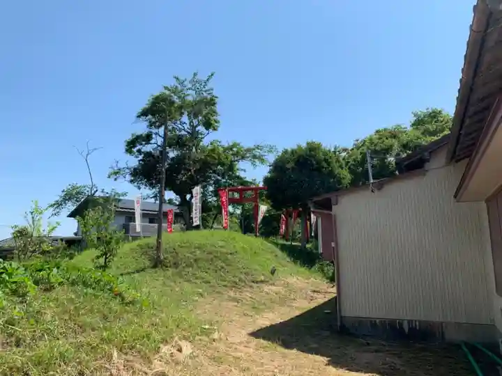 三ッ長サ稲荷のその他建物