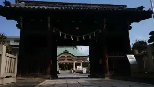 岡山神社の山門