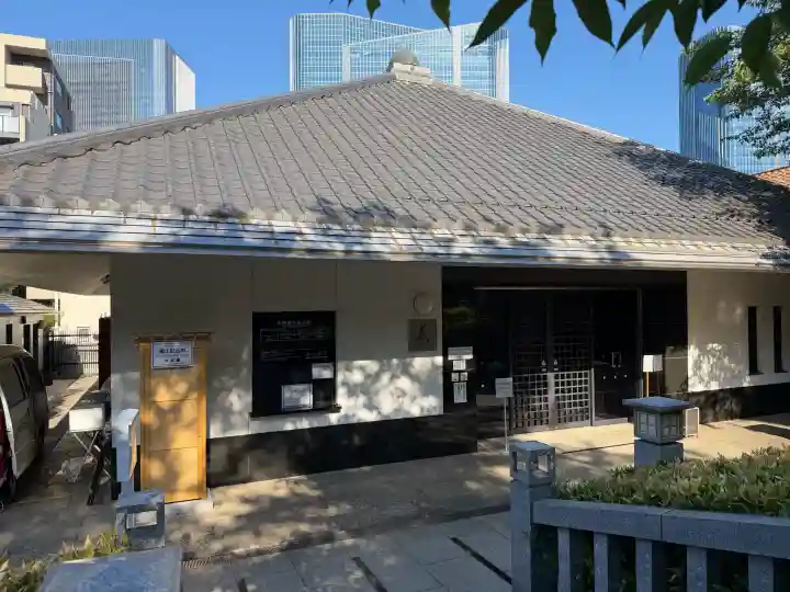 泉岳寺の{uncategorized: "未分類", other: "その他", undefined: "問題あり", building: "その他建物", grave: "お墓", sacred_gate: "鳥居", guardian: "狛犬", statue: "像", buddha: "仏像", history: "歴史", nature: "自然", garden: "庭園", animal: "動物", pagoda: "塔", temizu: "手水舎", mountain_gate: "山門・神門", sanctuary: "本殿・本堂", subordinate: "末社・摂社", art: "芸術", scenery: "景色", jizo: "地蔵", ema: "絵馬", goshuin: "御朱印", omikuji: "おみくじ", items: "授与品その他", amulet: "お守り", goshuincho: "御朱印帳", eats: "食事", festival: "お祭り", votive_dance: "神楽", shichigosan: "七五三参", wedding: "結婚式", experience: "体験その他", initially: "初詣", around: "周辺", anti_infection: "感染症対策"}