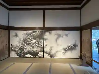 龍安寺の{uncategorized: "未分類", other: "その他", undefined: "問題あり", building: "その他建物", grave: "お墓", sacred_gate: "鳥居", guardian: "狛犬", statue: "像", buddha: "仏像", history: "歴史", nature: "自然", garden: "庭園", animal: "動物", pagoda: "塔", temizu: "手水舎", mountain_gate: "山門・神門", sanctuary: "本殿・本堂", subordinate: "末社・摂社", art: "芸術", scenery: "景色", jizo: "地蔵", ema: "絵馬", goshuin: "御朱印", omikuji: "おみくじ", items: "授与品その他", amulet: "お守り", goshuincho: "御朱印帳", eats: "食事", festival: "お祭り", votive_dance: "神楽", shichigosan: "七五三参", wedding: "結婚式", experience: "体験その他", initially: "初詣", around: "周辺", anti_infection: "感染症対策"}