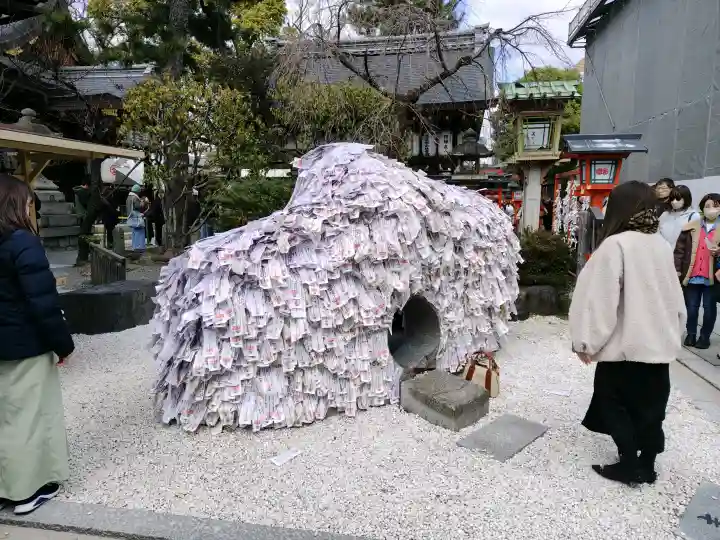 安井金比羅宮の{uncategorized: "未分類", other: "その他", undefined: "問題あり", building: "その他建物", grave: "お墓", sacred_gate: "鳥居", guardian: "狛犬", statue: "像", buddha: "仏像", history: "歴史", nature: "自然", garden: "庭園", animal: "動物", pagoda: "塔", temizu: "手水舎", mountain_gate: "山門・神門", sanctuary: "本殿・本堂", subordinate: "末社・摂社", art: "芸術", scenery: "景色", jizo: "地蔵", ema: "絵馬", goshuin: "御朱印", omikuji: "おみくじ", items: "授与品その他", amulet: "お守り", goshuincho: "御朱印帳", eats: "食事", festival: "お祭り", votive_dance: "神楽", shichigosan: "七五三参", wedding: "結婚式", experience: "体験その他", initially: "初詣", around: "周辺", anti_infection: "感染症対策"}
